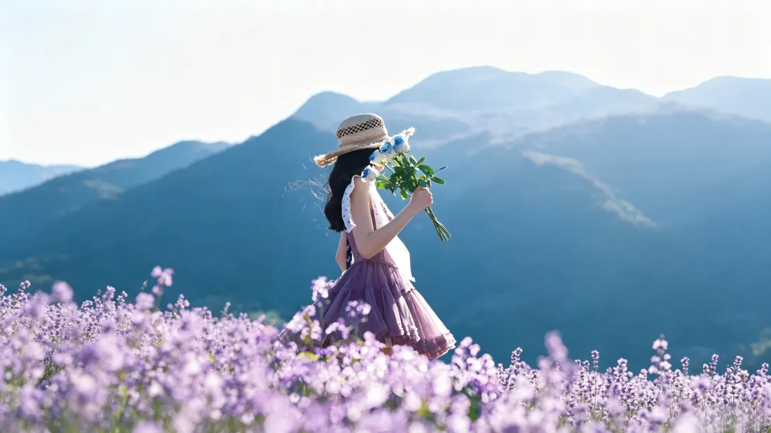 3k花海少女壁纸｜山间花田背景图片 - 草帽紫裙捧花治愈风景「哲风壁纸」