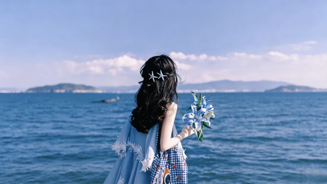 3k海边少女｜蓝天碧海背景图片 - 持花背影氛围感「哲风壁纸」