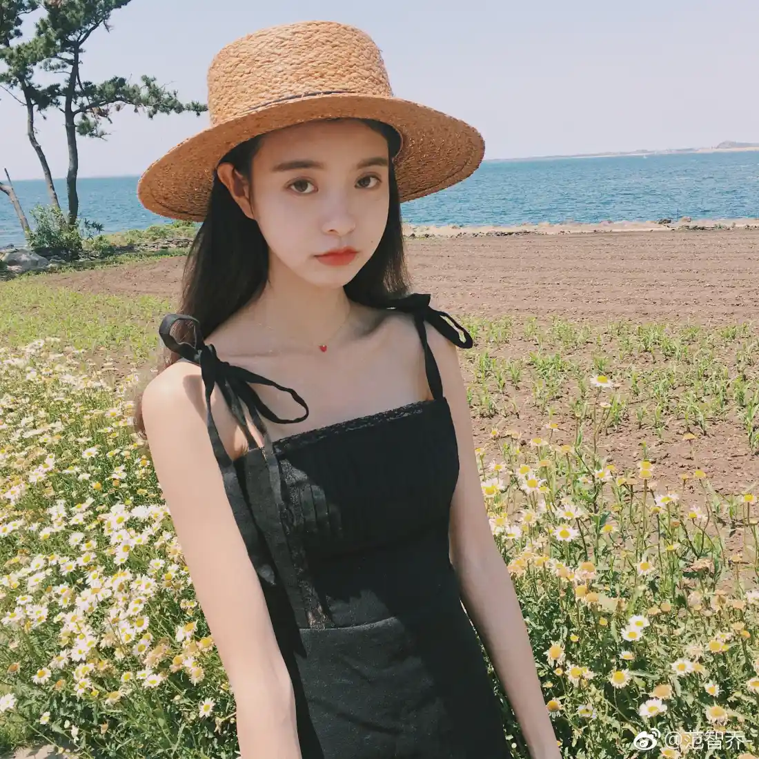 草帽少女手机壁纸｜海边花地背景图片 - 黑吊带裙度假人像「哲风壁纸」