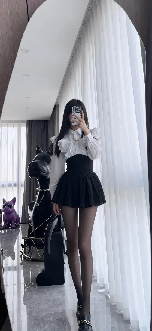 白衬衫黑裙美女手机壁纸｜对镜自拍背景图片 - 黑丝长腿穿搭「哲风壁纸」