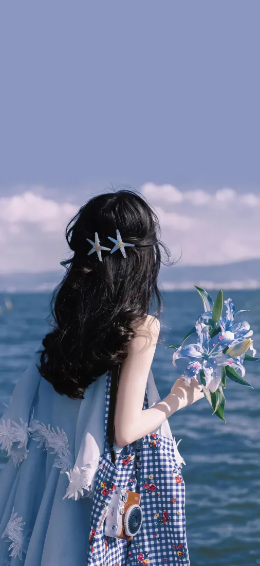 海边少女手机壁纸｜背影捧花背景图片 - 海星发饰格纹裙海景「哲风壁纸」