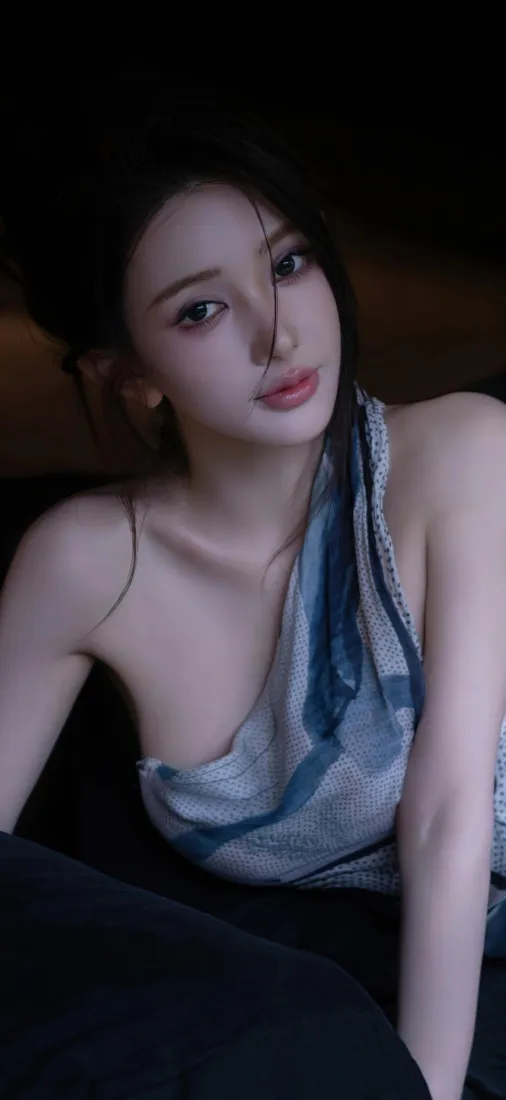 氛围感美女手机壁纸｜蓝吊带人像背景图片 - 暗调氛围感「哲风壁纸」