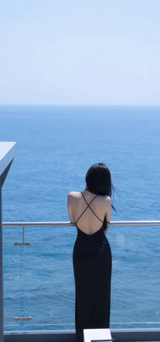 露背长裙美女手机壁纸｜海边观景背景图片 - 氛围感「哲风壁纸」
