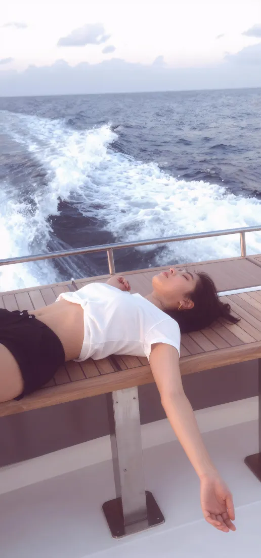 游艇美女｜背景图片 - 夏日海边躺卧度假休闲「哲风壁纸」