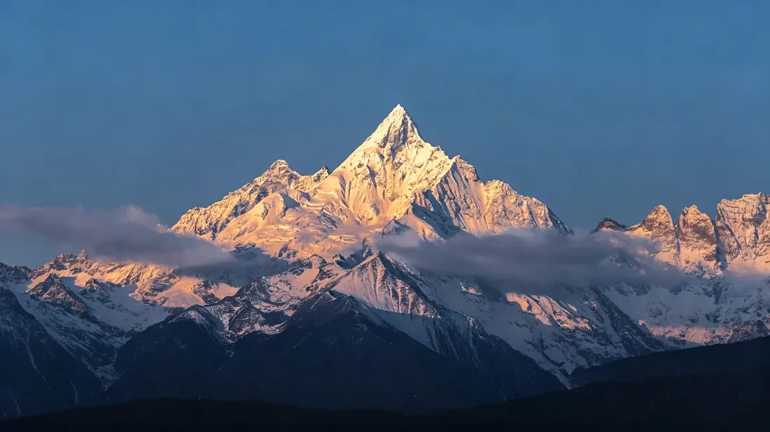 3k日照金山｜雪山背景图片 - 云海蓝天自然风景「哲风壁纸」