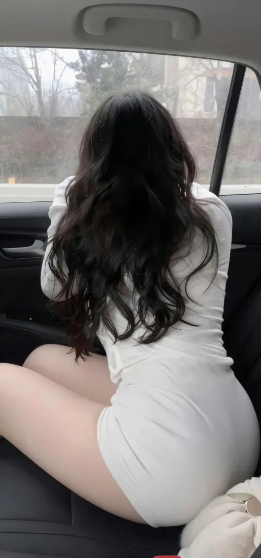 车内美女手机壁纸｜白色包臀裙背景图片 - 长发性感背影「哲风壁纸」