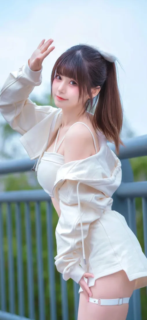 白衣美女手机壁纸｜户外写真背景图片 - 高马尾露肩短裙造型「哲风壁纸」