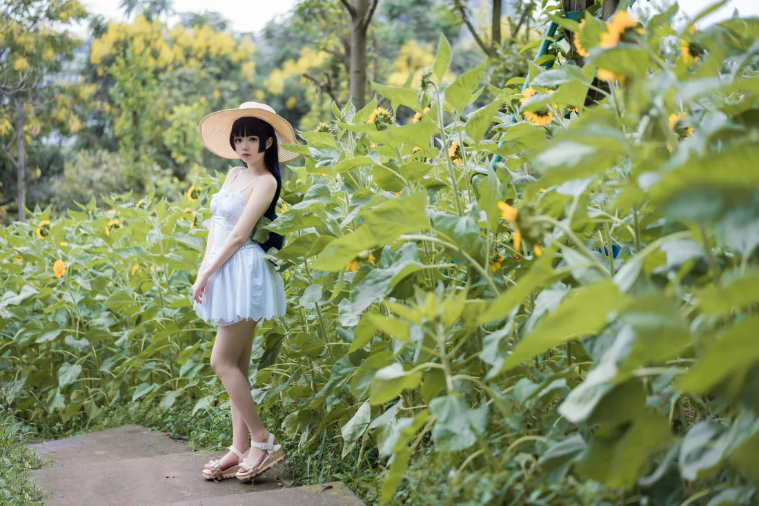 6k白裙少女壁纸｜向日葵花田背景图片 - 夏日户外草帽穿搭「哲风壁纸」