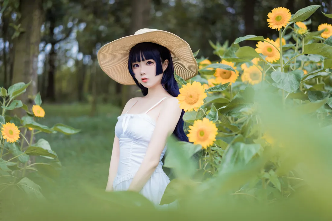6k草帽少女壁纸｜林间向日葵背景图片 - 白裙清新人像「哲风壁纸」