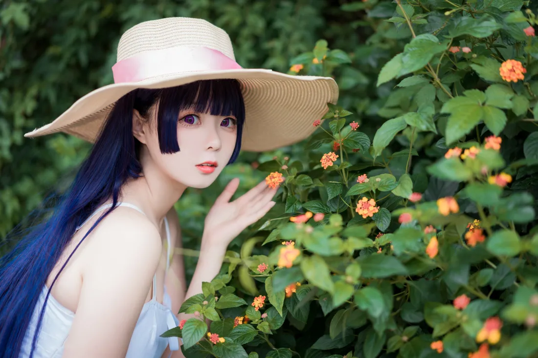6k蓝发cos少女壁纸｜户外花丛背景图片 - 草帽吊带少女写真「哲风壁纸」