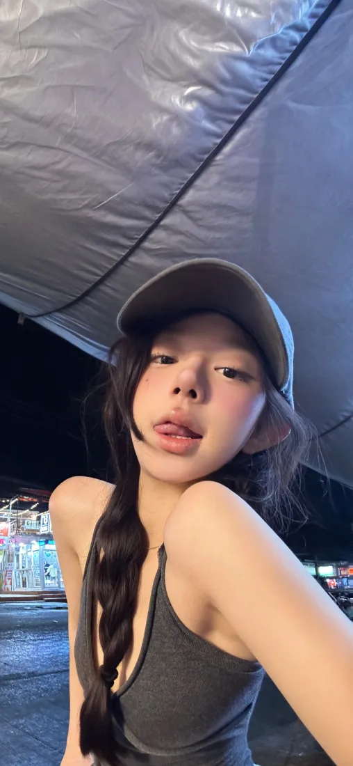 棒球帽美女手机壁纸｜夜景自拍背景图片 - 吊带长发女生「哲风壁纸」