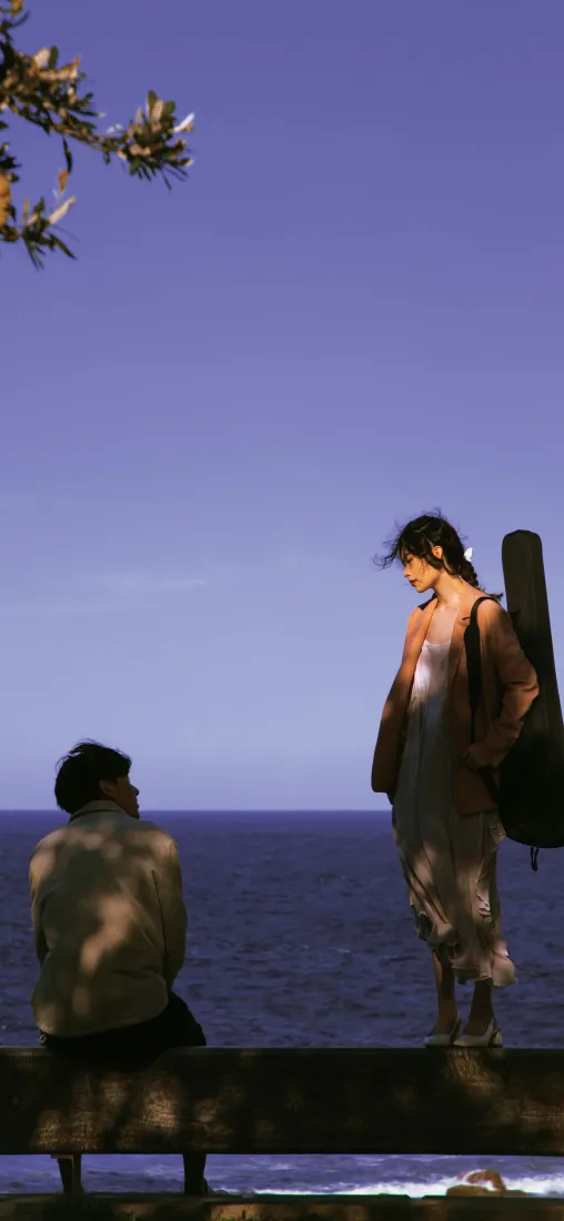 海边美女手机壁纸｜大海蓝天背景图片 - 长椅吉他氛围感「哲风壁纸」