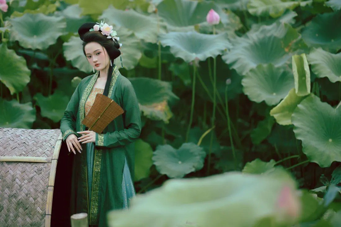 4k古装仕女壁纸｜荷花池边背景图片 - 绿衣持书古韵「哲风壁纸」