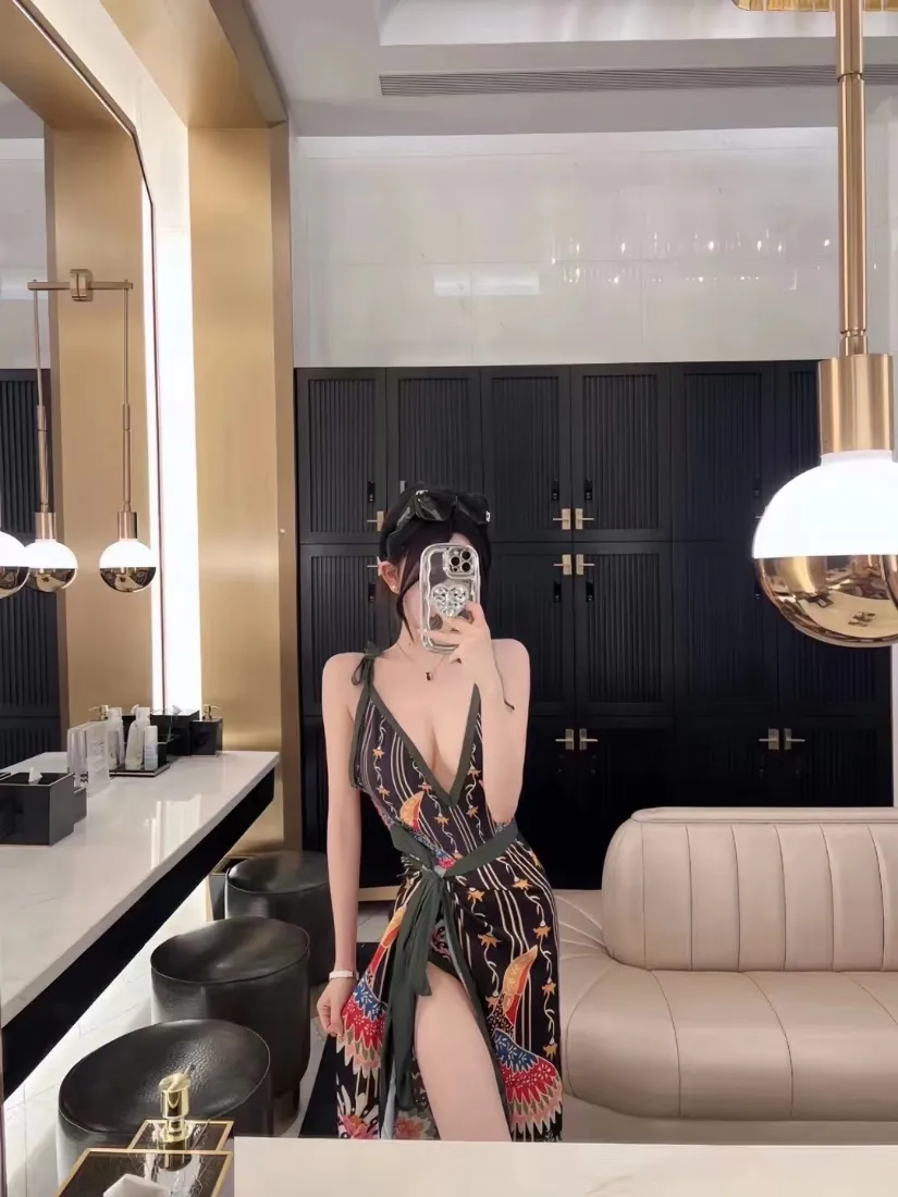 性感美女手机壁纸｜室内自拍背景图片 - 深V印花长裙穿搭「哲风壁纸」