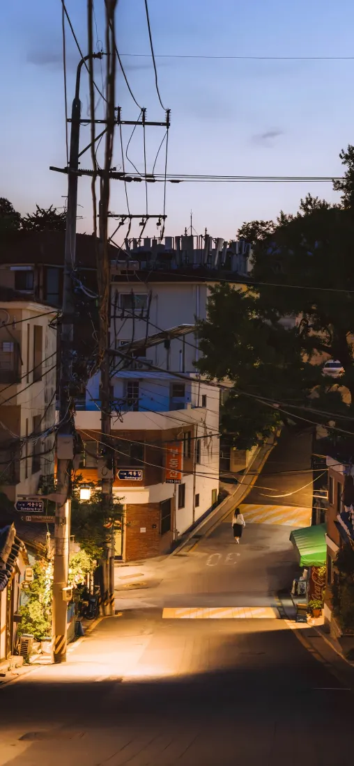 小巷街景手机壁纸｜夜晚背景图片 - 路灯暖光居民楼街道「哲风壁纸」