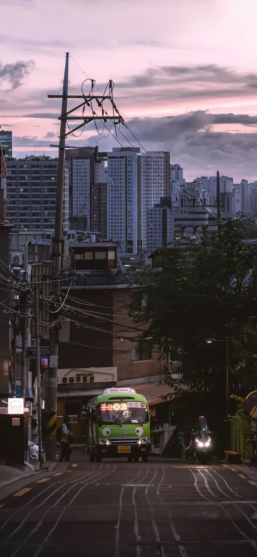 城市街景手机壁纸｜黄昏道路背景图片 - 行驶公交车「哲风壁纸」