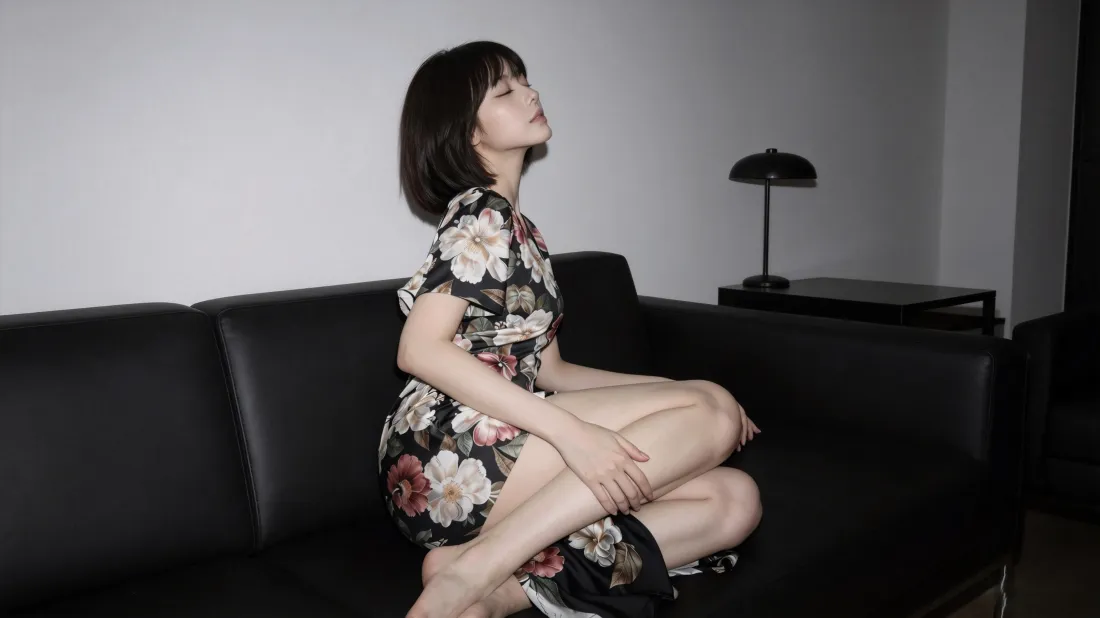 3k古力娜扎旗袍｜室内沙发背景图片 - 短发碎花造型氛围感写真「哲风壁纸」