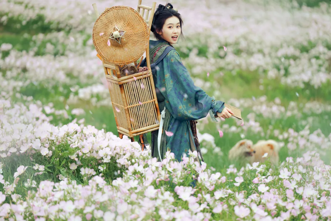 4k汉服少女壁纸｜花海背景图片 - 江湖行旅背篓书箱古风写真「哲风壁纸」