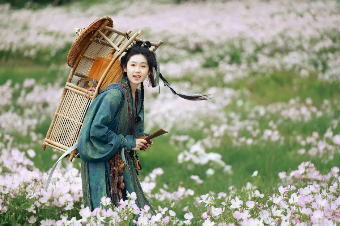4k古风师妹壁纸｜花海竹篓背景图片 - 绿衣少女活泼江湖写真「哲风壁纸」