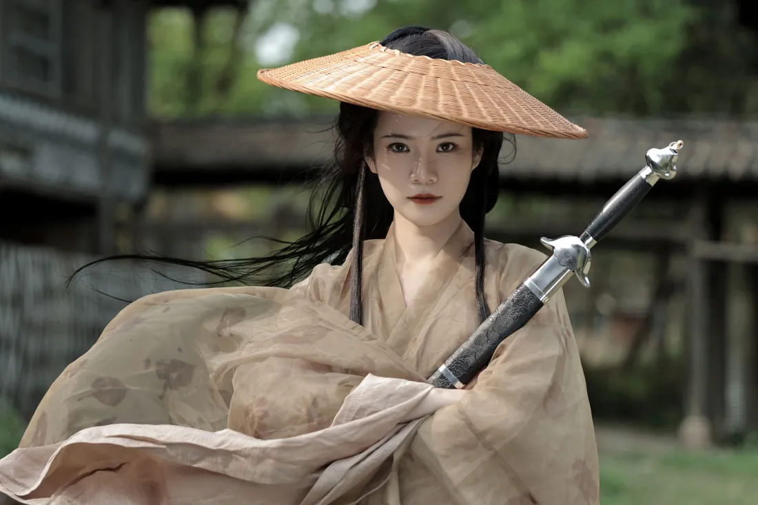 4k女侠客壁纸｜古风武侠背景图片 - 斗笠抱剑直视人像写真「哲风壁纸」