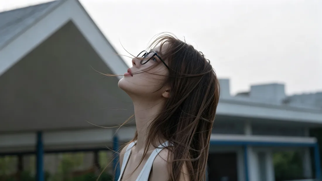 3k眼镜女生壁纸｜户外仰头背景图片 - 氛围感「哲风壁纸」