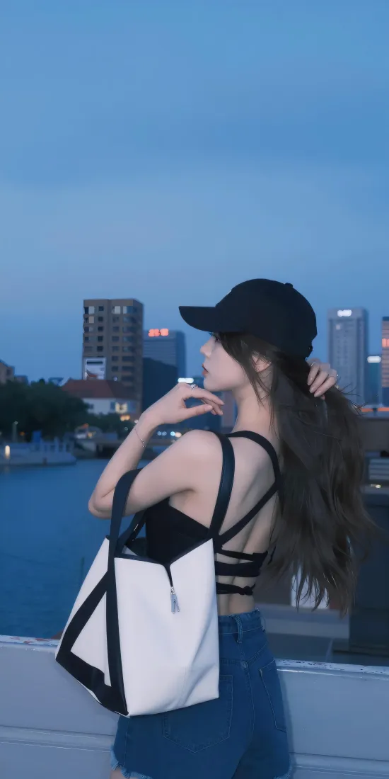 美女手机壁纸｜城市傍晚背景图片 - 棒球帽露背穿搭「哲风壁纸」