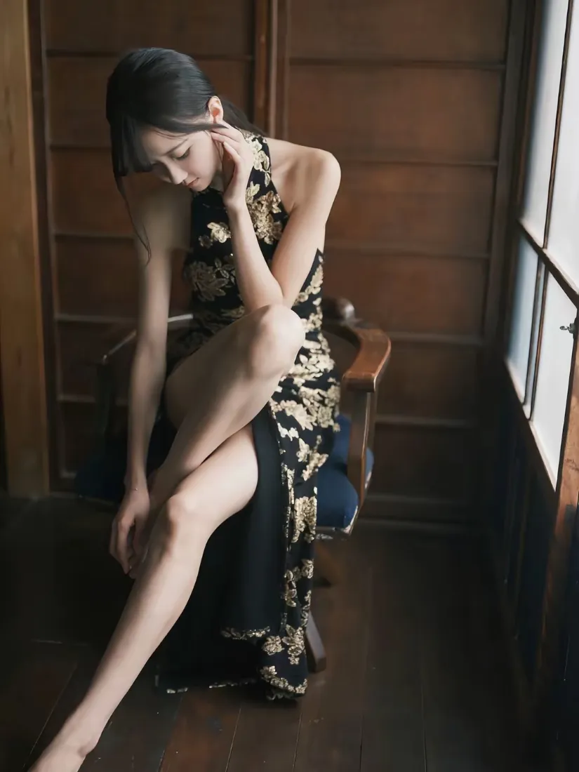 旗袍美女手机壁纸｜室内坐椅背景图片 - 新中式氛围感「哲风壁纸」