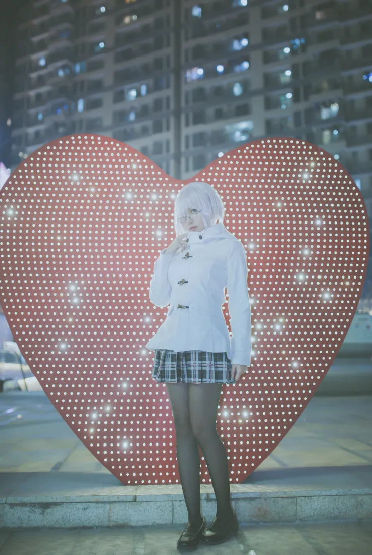 玛修cos手机壁纸｜夜景爱心灯背景图片 - 二佐Nisa黑丝常服「哲风壁纸」