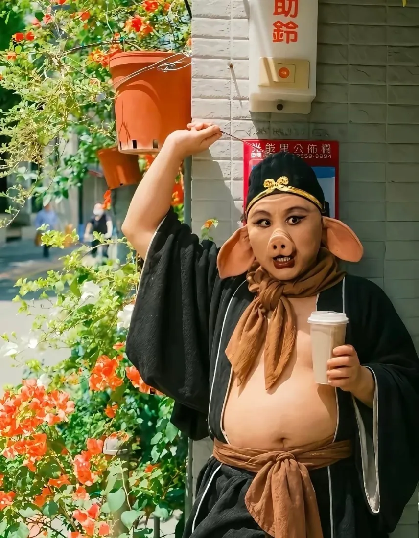 猪八戒cos手机壁纸｜街边花墙背景图片 - 趣味造型手拿饮品「哲风壁纸」