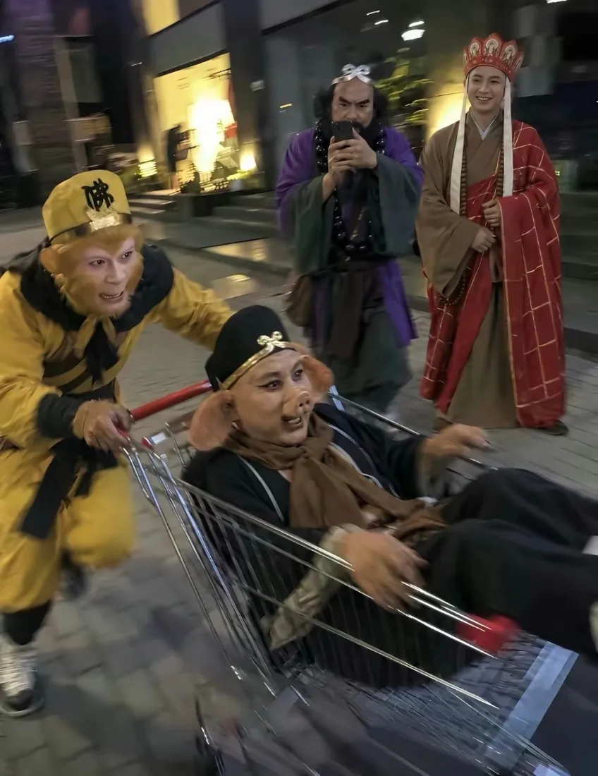 西游记师徒四人手机壁纸｜现代街头背景图片 - 恶搞逛街趣味场景「哲风壁纸」