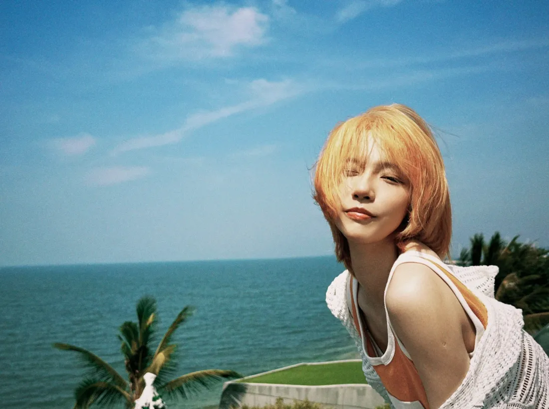 2k橘发美女海边壁纸｜夏日度假背景图片 - 蓝天椰林「哲风壁纸」