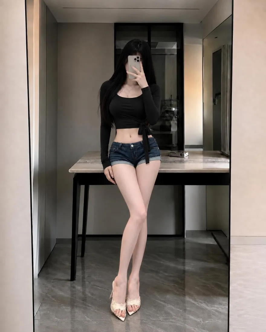 辣妹穿搭手机壁纸｜对镜自拍背景图片 - 露腰上衣牛仔短裤高跟「哲风壁纸」