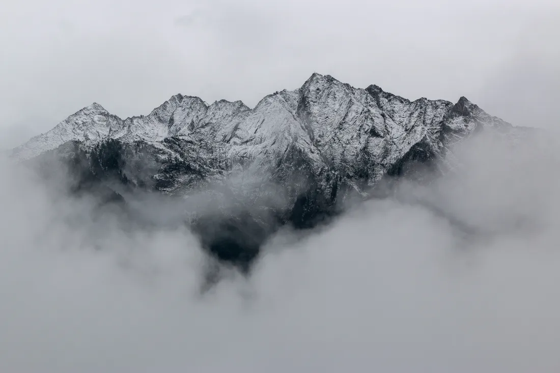 5k山脉壁纸｜云海背景图片 - 黑白水墨意境山峦「哲风壁纸」