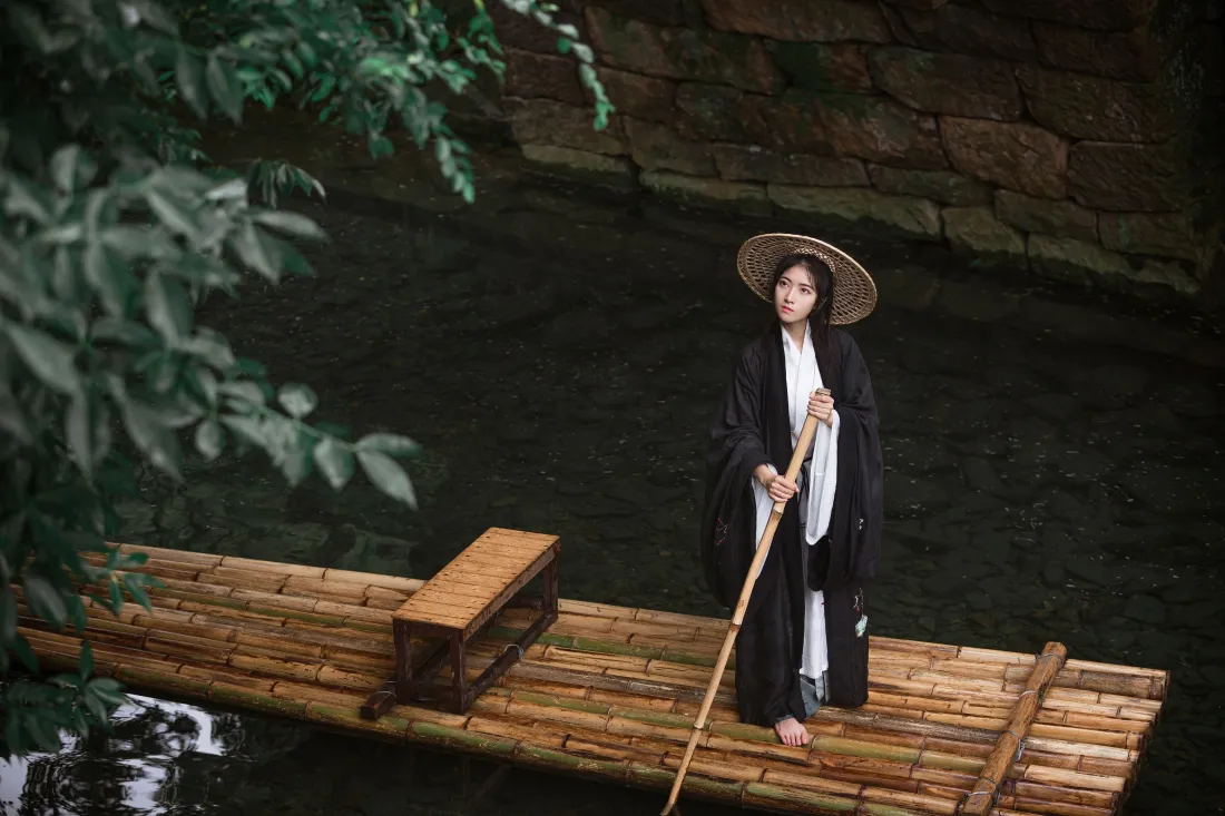 4k古风侠女壁纸｜江湖撑竹排背景图片 - 自在山水间「哲风壁纸」