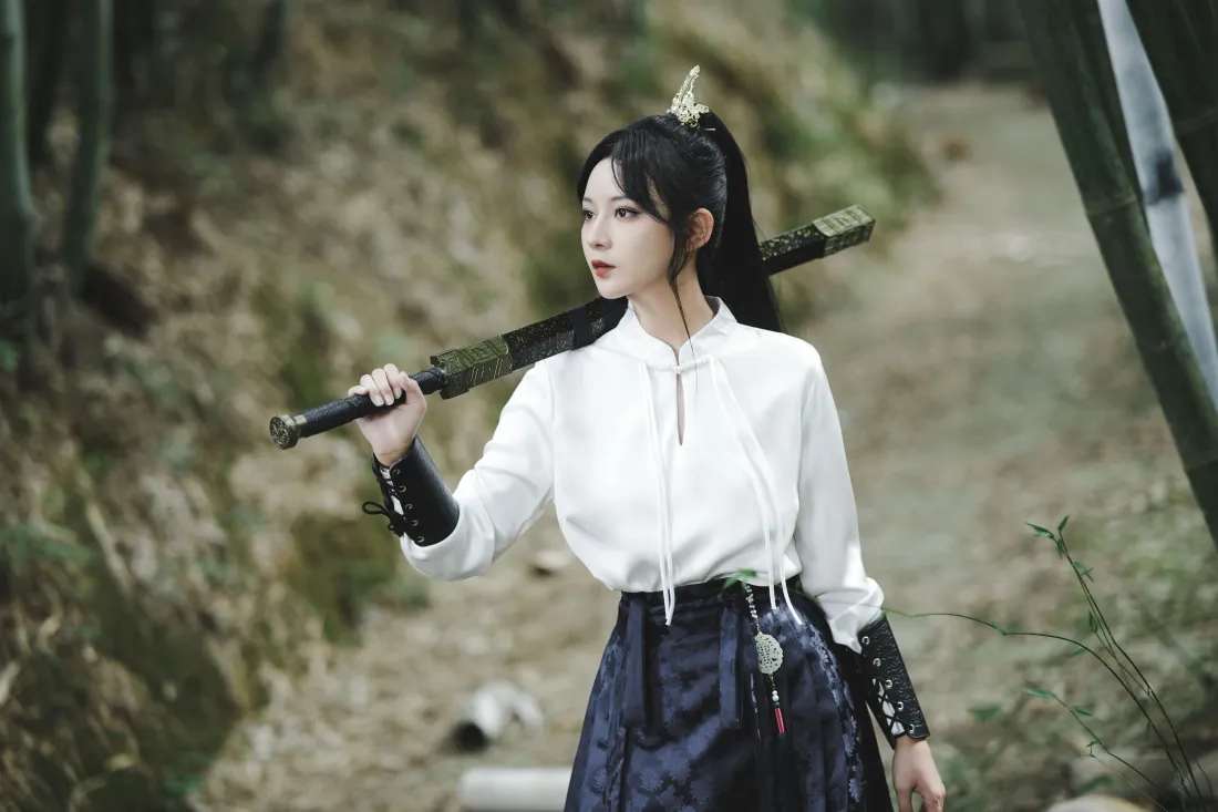 4k武侠风女生壁纸｜竹林户外背景图片 - 持剑江湖「哲风壁纸」