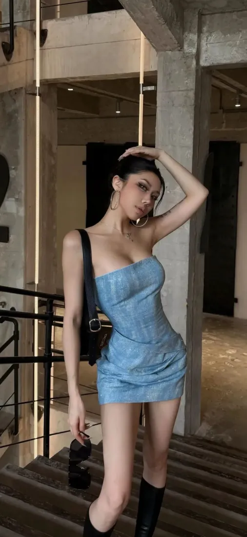 抹胸牛仔裙美女手机壁纸｜室内楼梯背景图片 - 时尚穿搭「哲风壁纸」