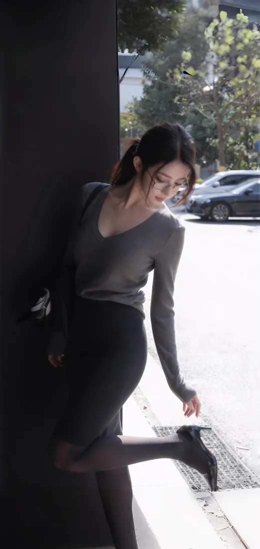 灰衣美女手机壁纸｜户外街拍背景图片 - 日常穿搭「哲风壁纸」