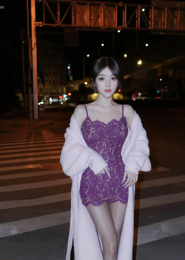 紫裙美女手机壁纸｜夜晚街拍背景图片 - 氛围感穿搭「哲风壁纸」