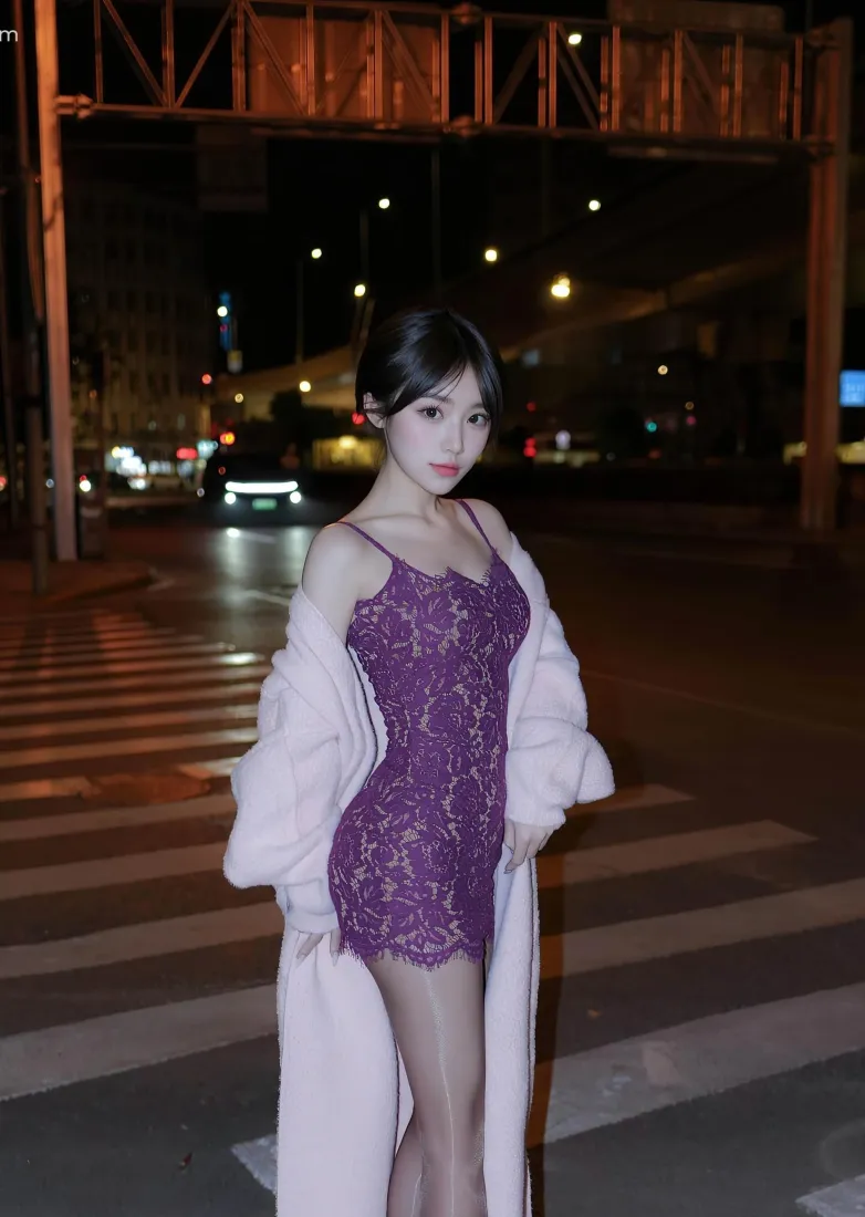紫裙美女手机壁纸｜夜晚街头背景图片 - 纯欲辣妹穿搭「哲风壁纸」