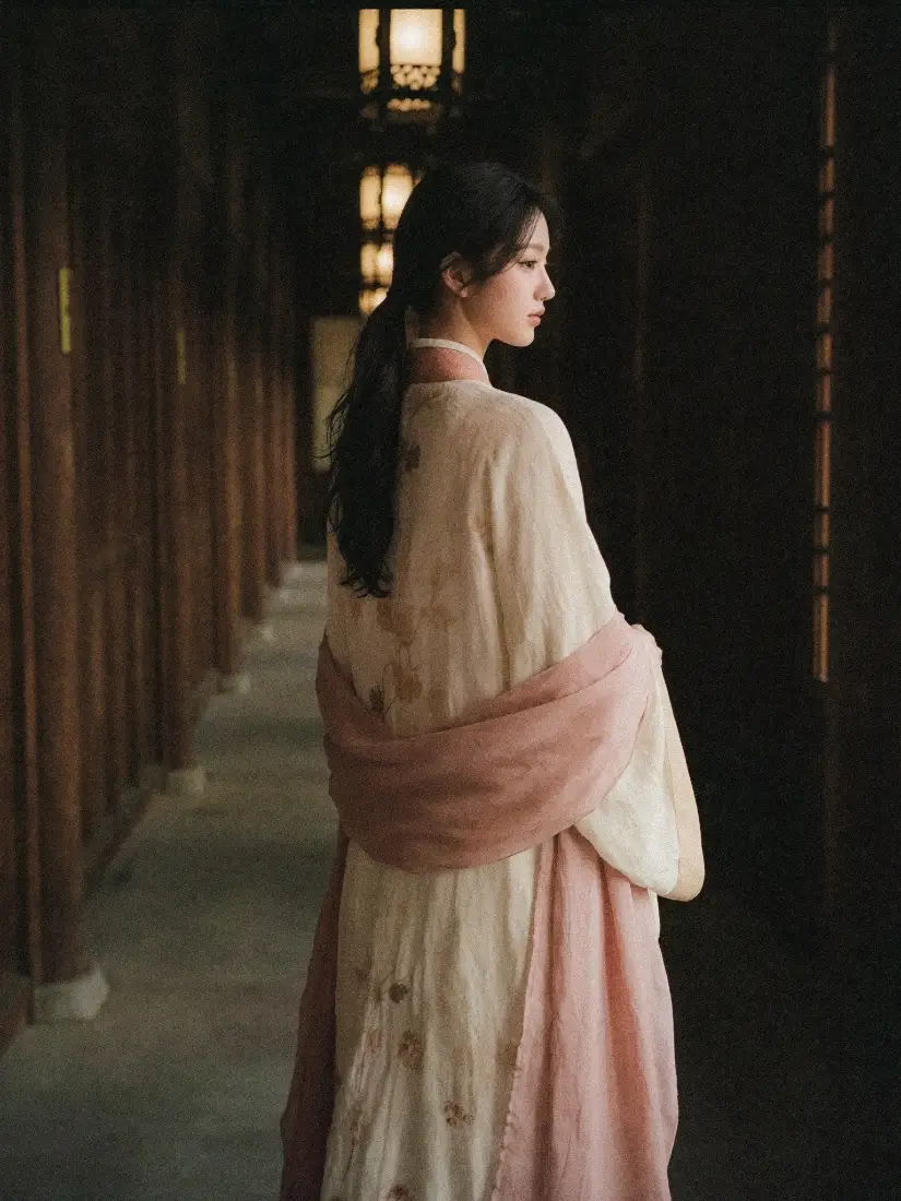 汉服女生手机壁纸｜古建长廊背景图片 - 粉衣温婉古风氛围感「哲风壁纸」