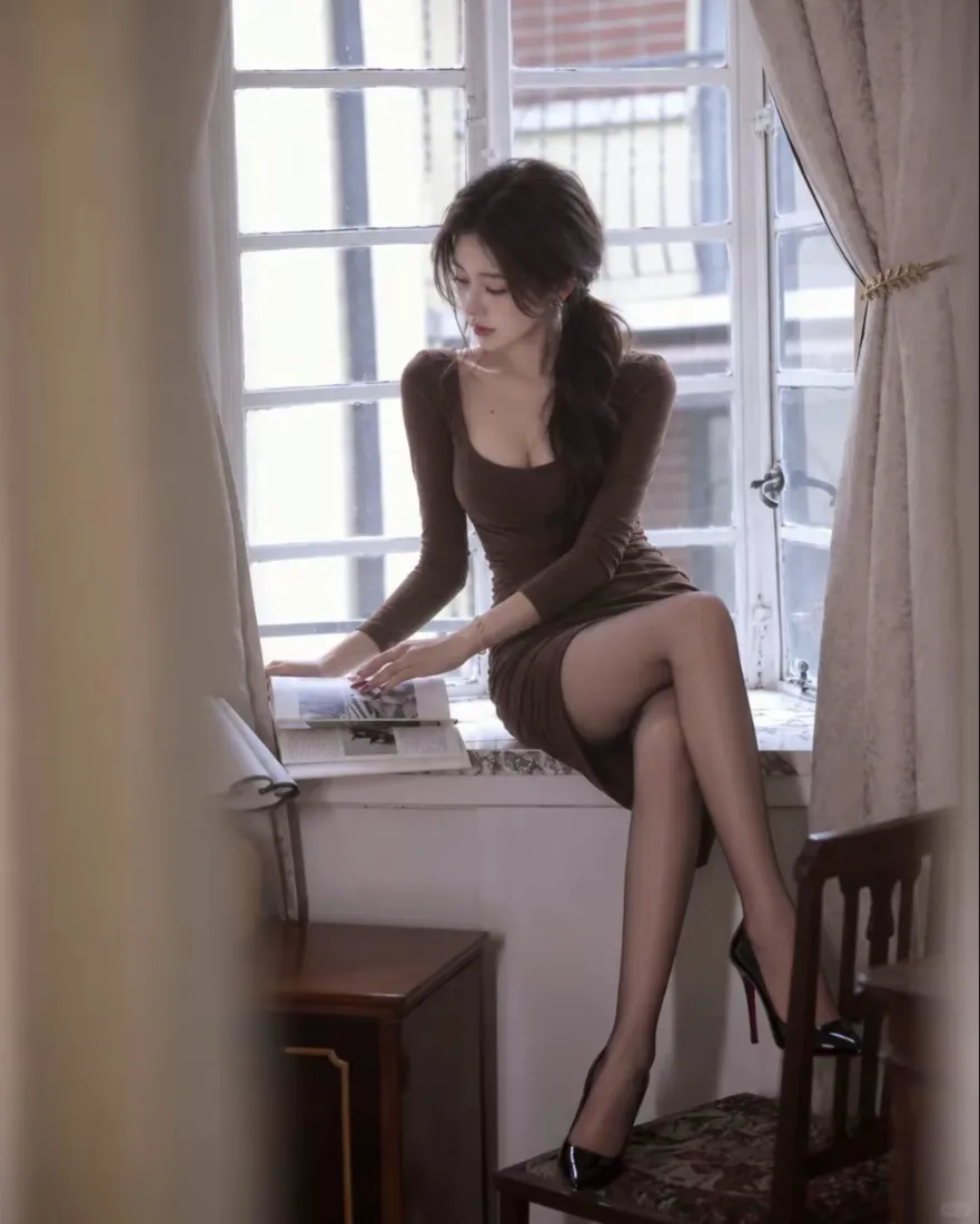 气质美女手机壁纸｜窗边坐立背景图片 - 棕裙黑丝高跟氛围感写真「哲风壁纸」