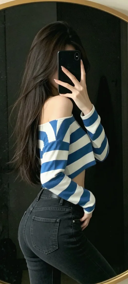 对镜自拍美女手机壁纸｜露肩穿搭背景图片 - 蓝白条纹上衣牛仔裤「哲风壁纸」