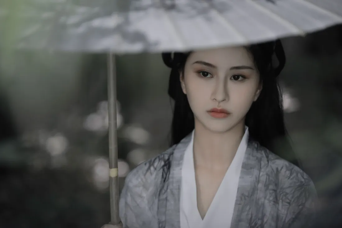 4k古风汉服女子壁纸｜烟雨撑伞背景图片 - 清冷愁思江湖意境「哲风壁纸」