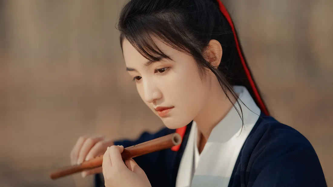 4k古风汉服女子壁纸｜暖调背景图片 - 持竹笛凝思「哲风壁纸」