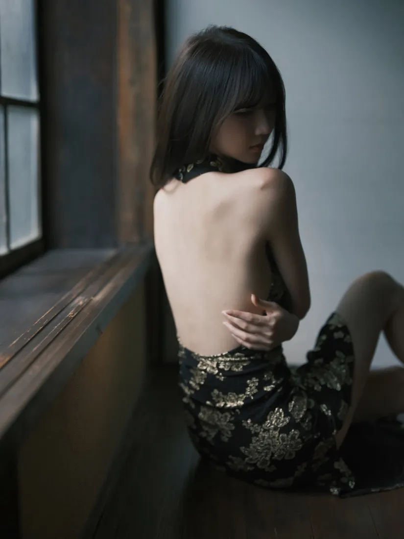露背旗袍美女手机壁纸｜窗边氛围感背景图片 - 黑发清冷御姐「哲风壁纸」