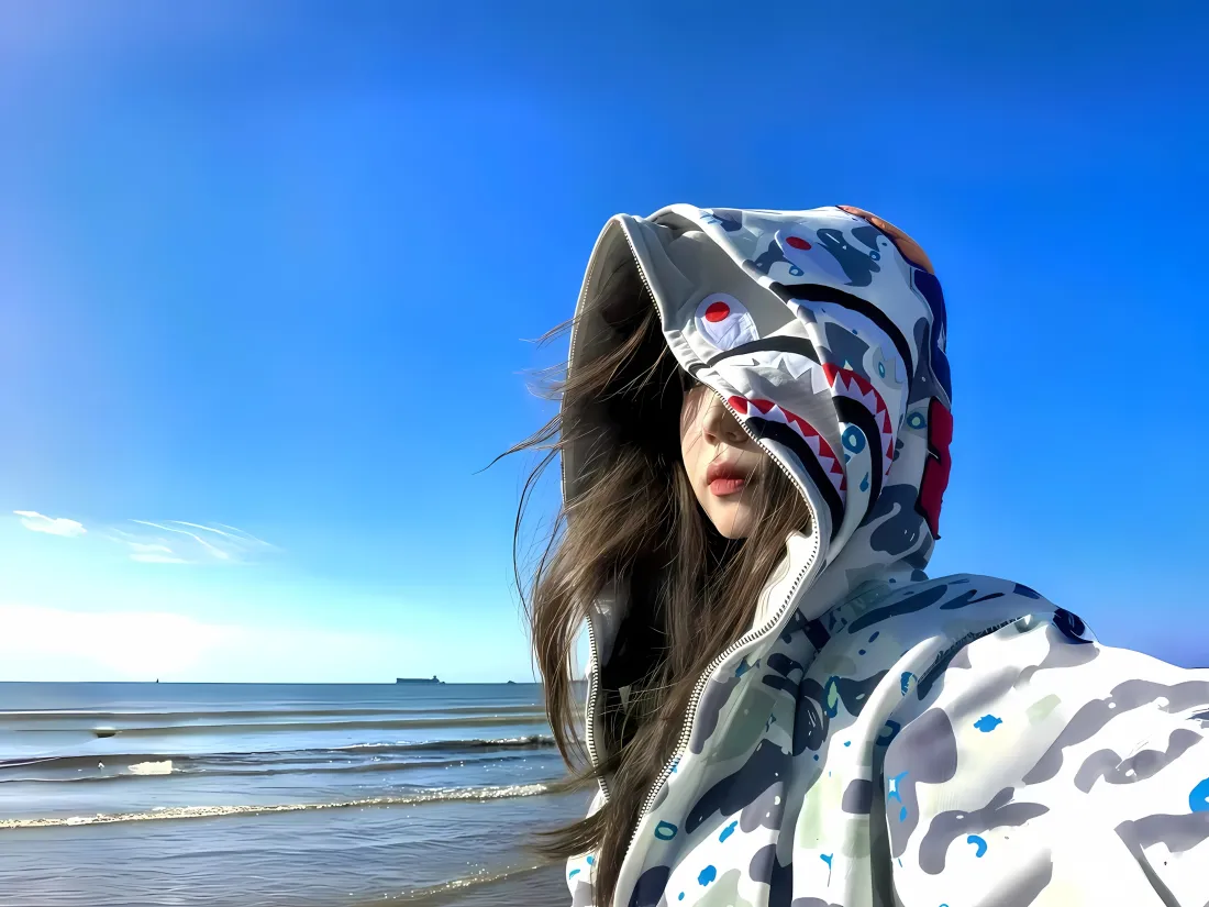 3k海边美女壁纸｜蓝天背景图片 - 鲨鱼连帽外套自拍「哲风壁纸」