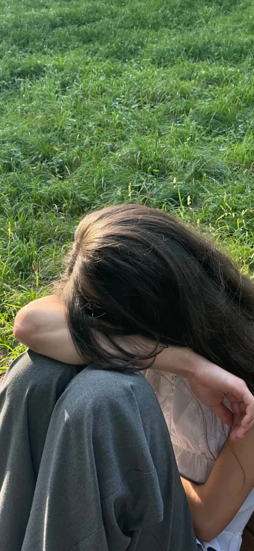 草地少女手机壁纸｜户外背影背景图片 - 慵懒氛围感「哲风壁纸」