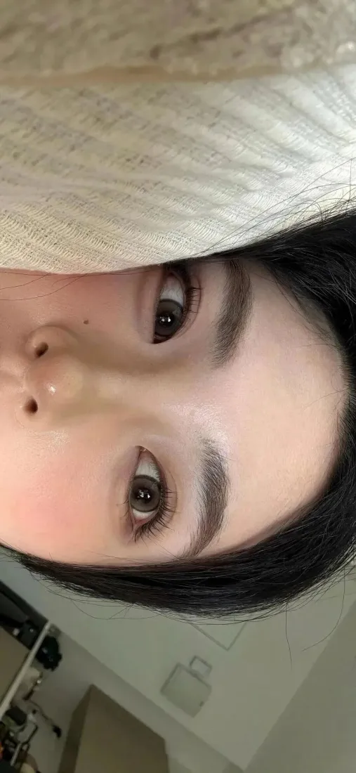 美女手机壁纸｜室内自拍背景图片 - 黑发卧姿女生特写「哲风壁纸」