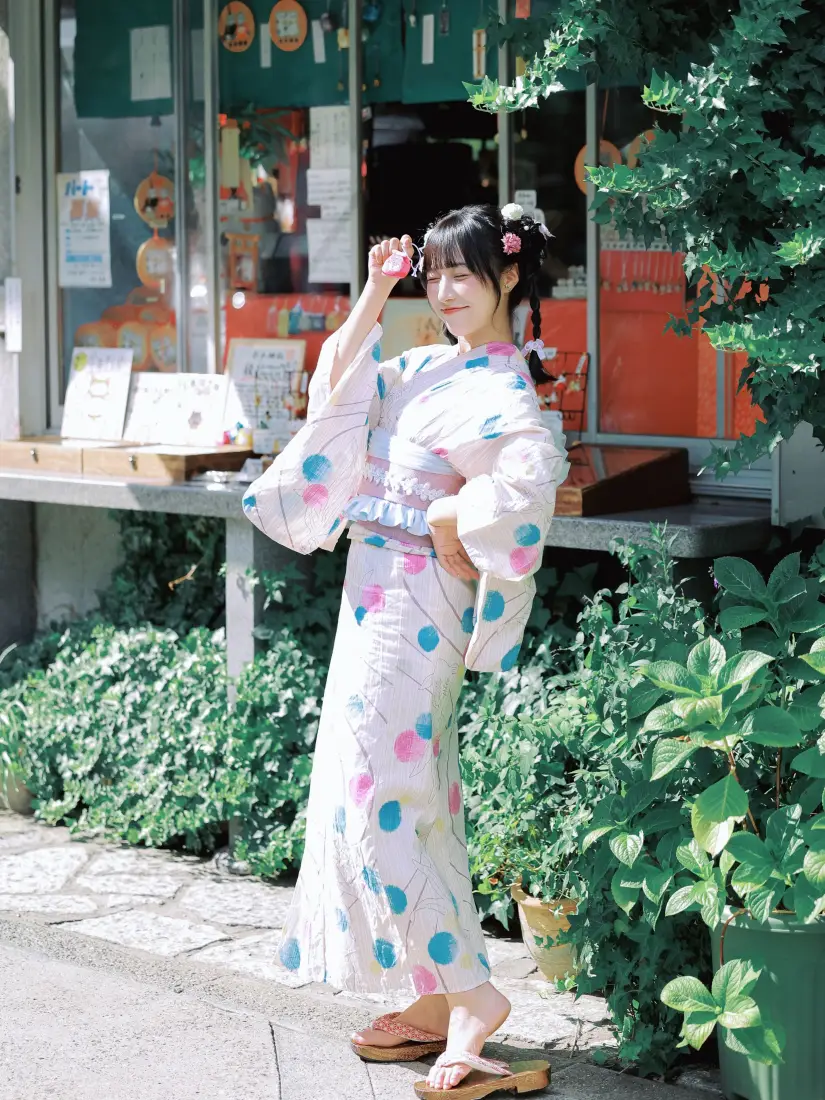 和服少女手机壁纸｜街边绿植背景图片 - 日系夏日清新人像「哲风壁纸」