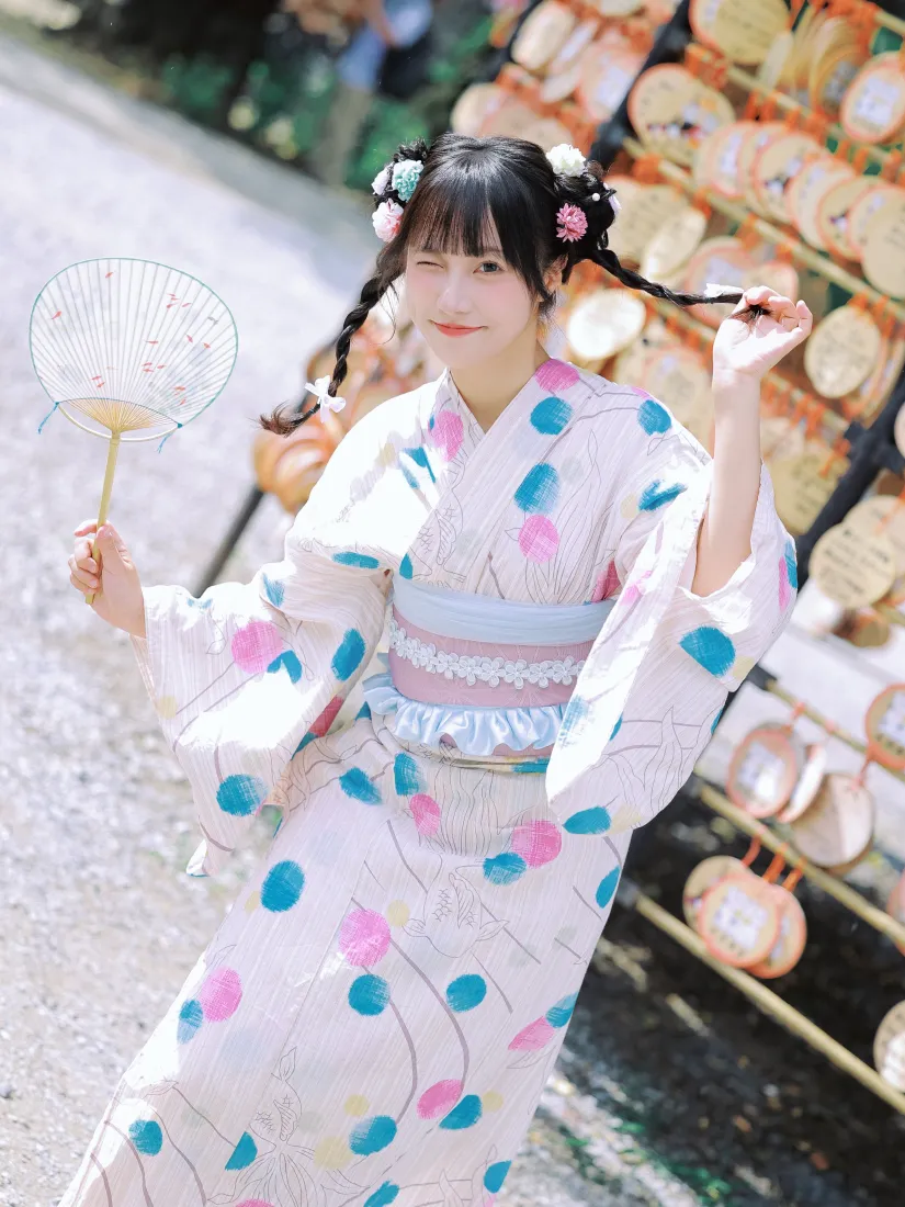 和服少女手机壁纸｜夏日街景背景图片 - 持团扇甜妹穿搭「哲风壁纸」